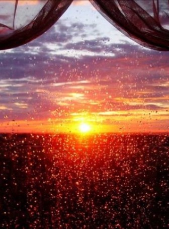 Открытое окно с видом на закат