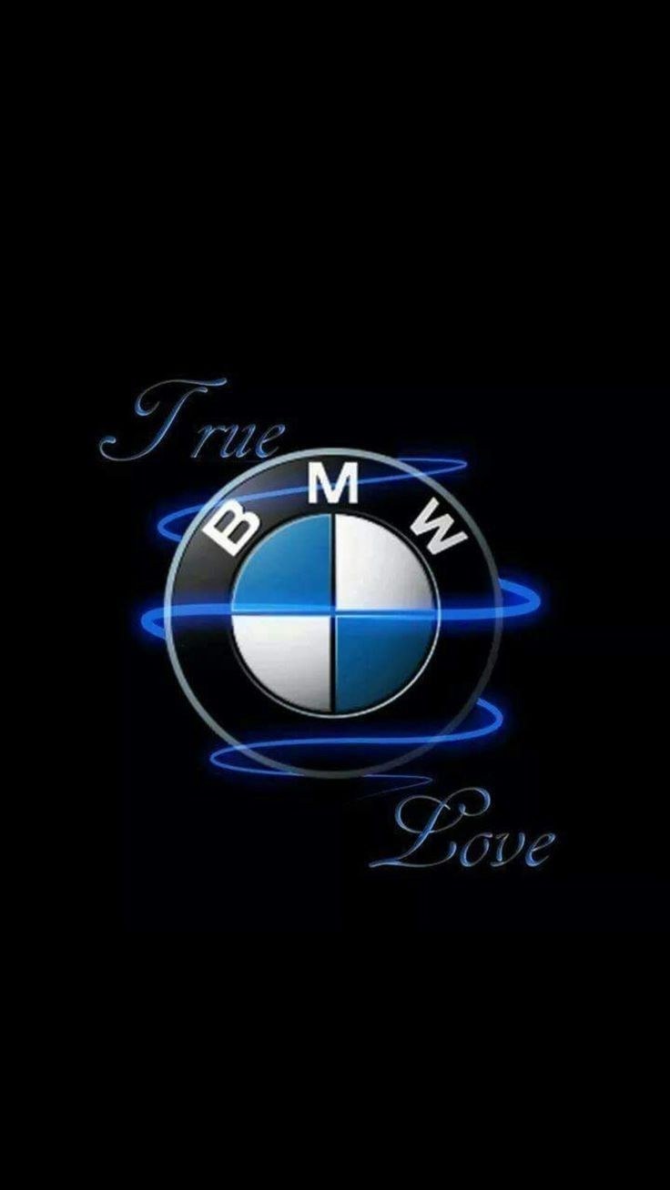 Логотип BMW на черном фоне