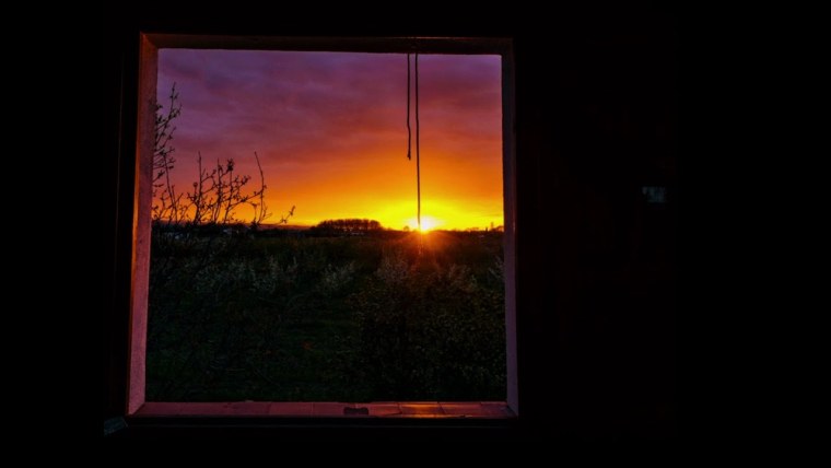 Закат из окна дома