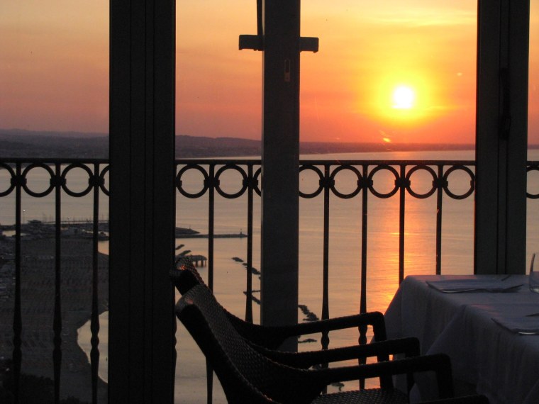 Вечерний вид с балкона на море