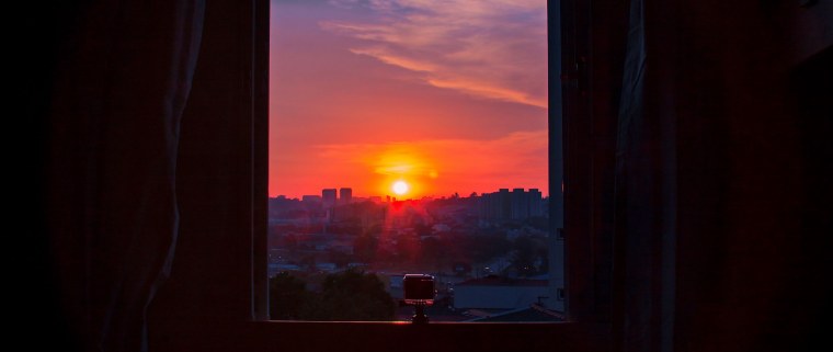 Красивый вид из окна закат