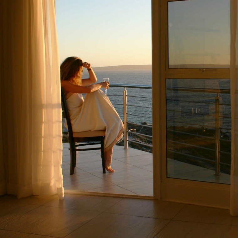 Вид сидящей девушки у моря