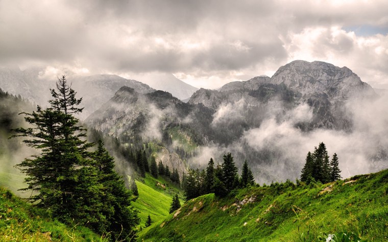 Горы в тумане высокого разрешения