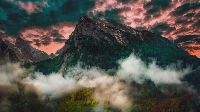 Зеленые горы в тумане