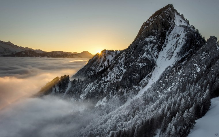 Заснеженные горы в тумане