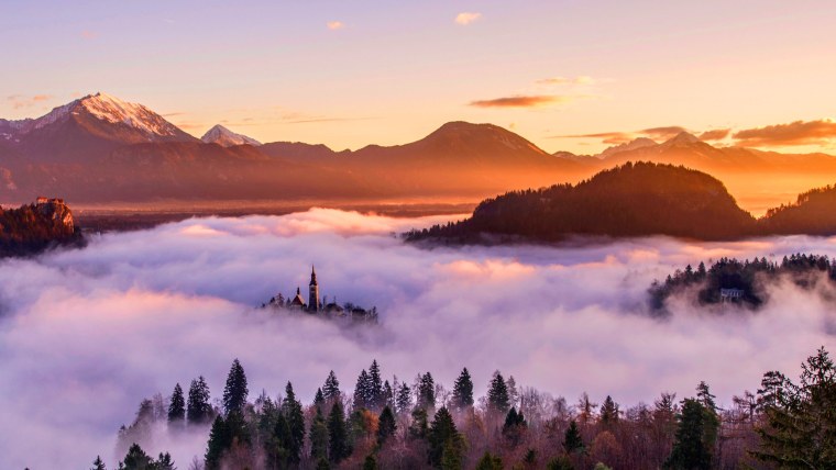 Туманный рассвет в горах