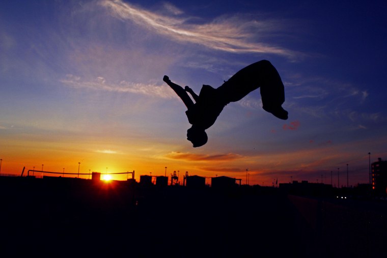 Сальто девушки