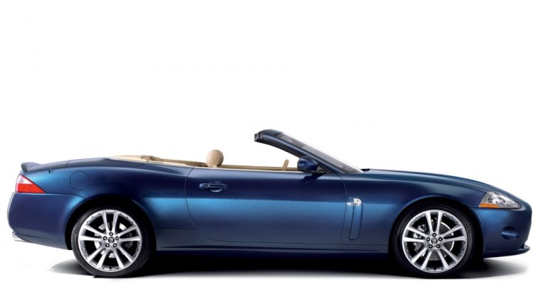 Кабриолет на белом фоне