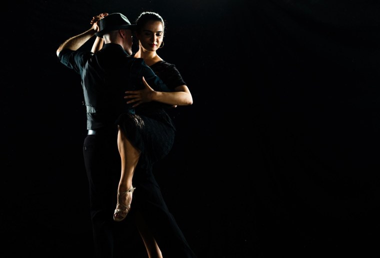 Парень и девушка танцуют