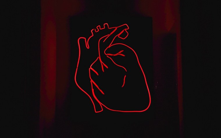 Красная рука на черном фоне