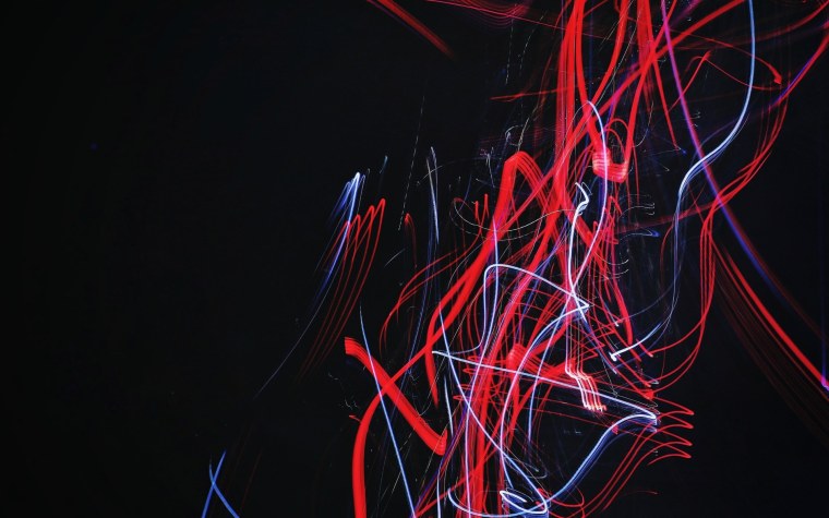 Неоновые линии на черном фоне