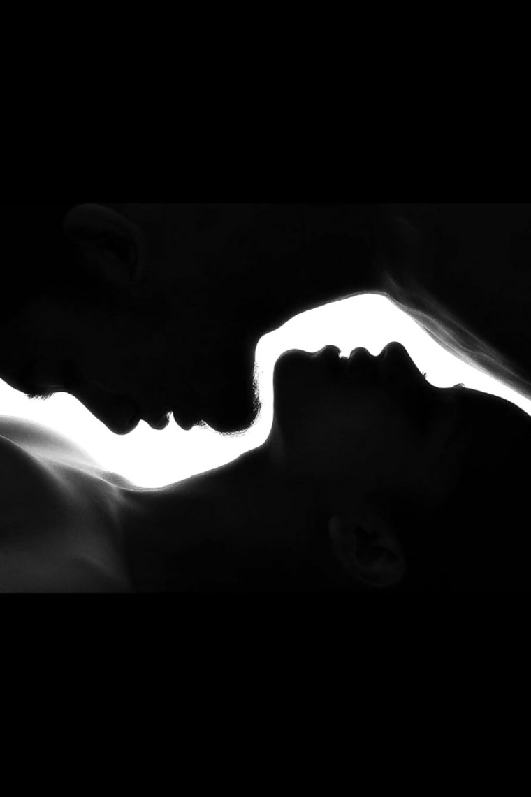 Страстные поцелуи в темноте