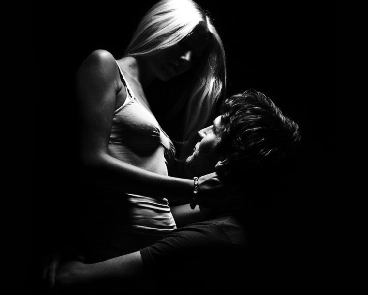 Мужчина и женщина в темноте