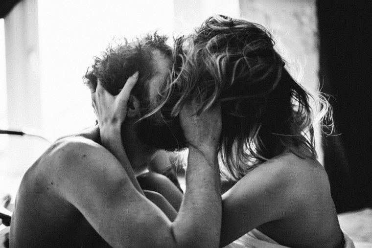 Страсть объятия поцелуи