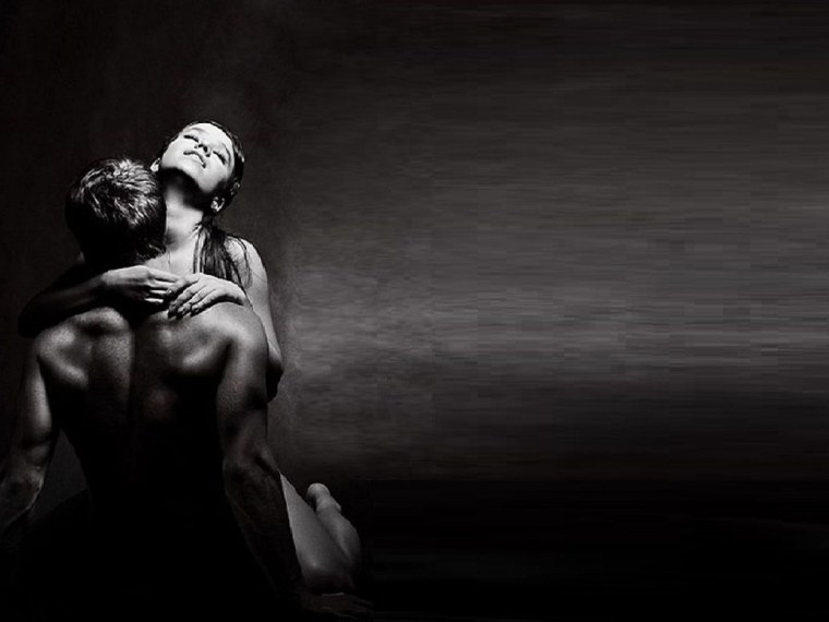 Мужчина и женщина на темном фоне