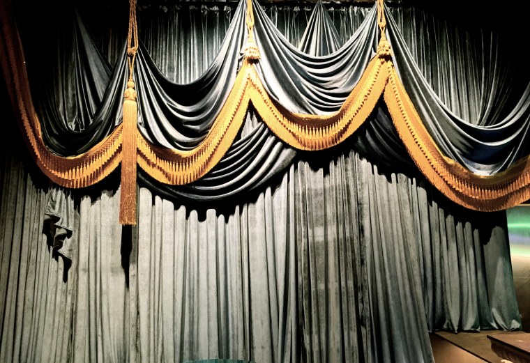 Театральный занавес