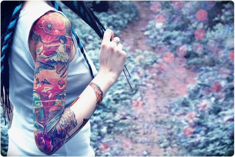 Рыжая девушка плечо тату