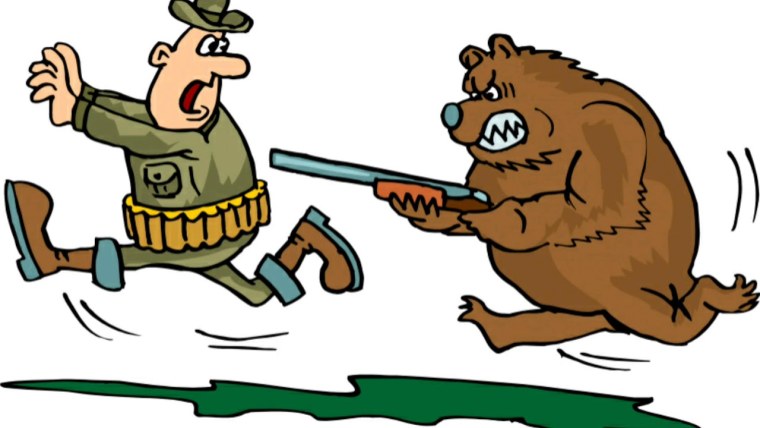 Охотник убегает от медведя