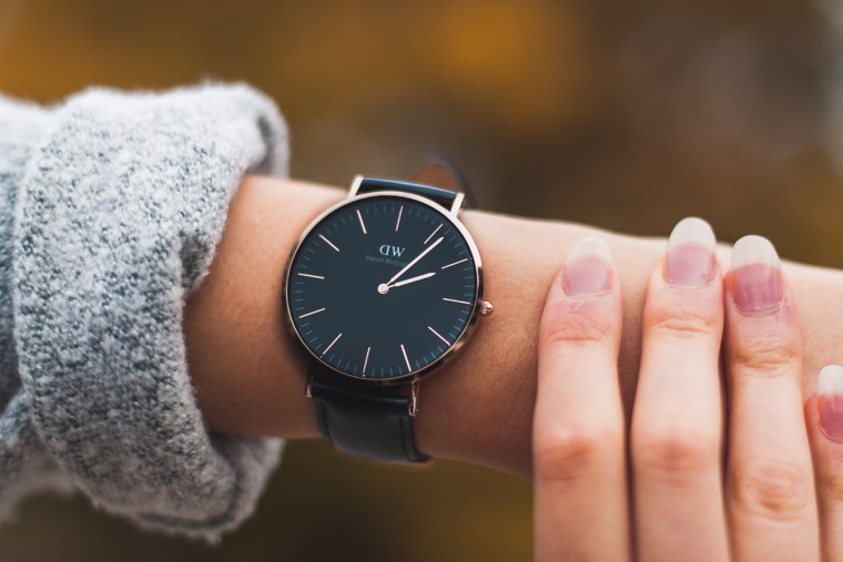 Дорогие часы на руке мужчины