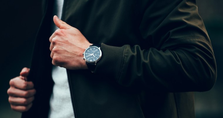 Золотые часы на руке