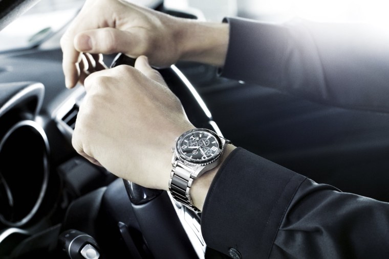 Дорогие часы на руке