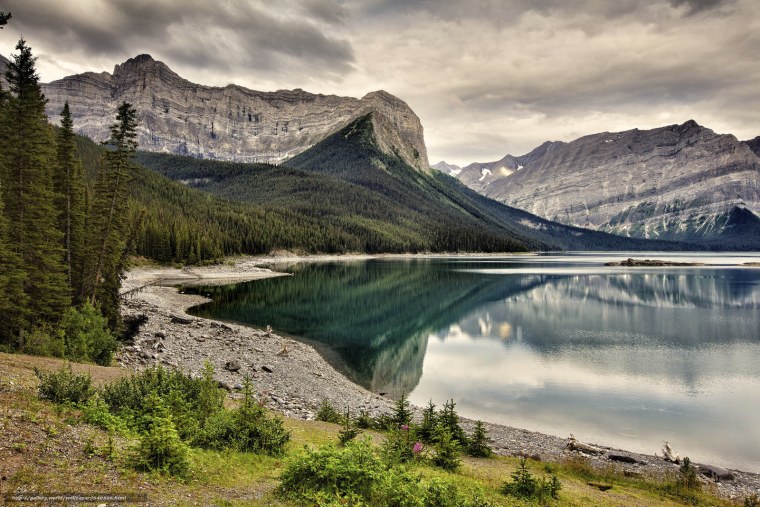 Снежные горы и озеро