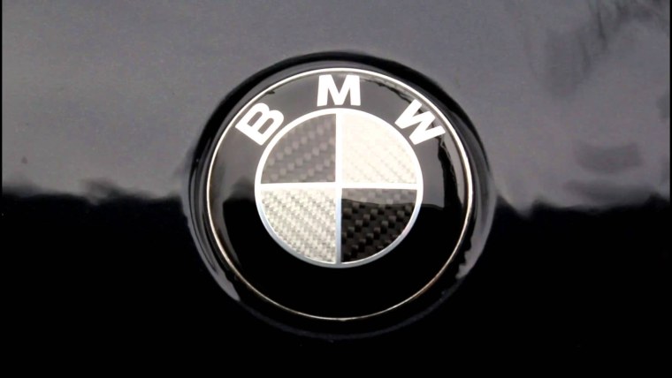 BMW знак на черном фоне