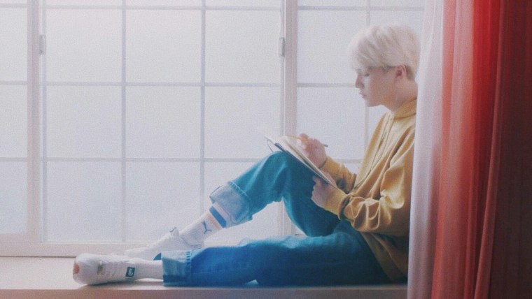 Мин Юнги сидит