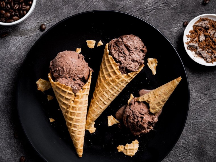 Мороженое джелато в рожке