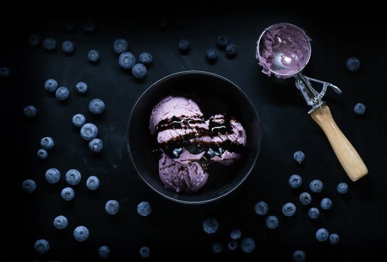 Мороженое на темном фоне