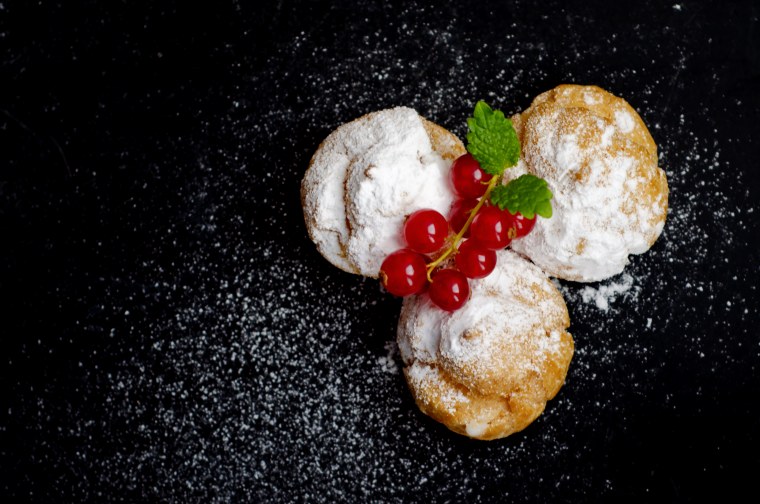 Десерт на черном фоне