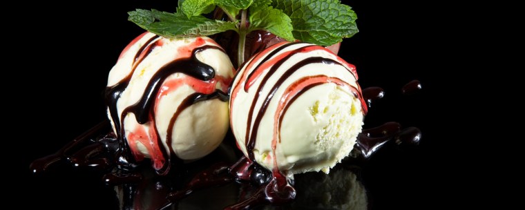 Мороженое со сливками и сладким сиропом