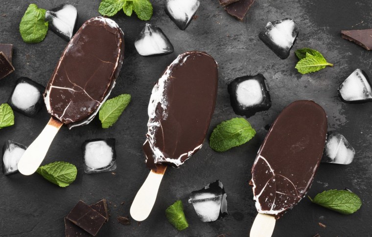 Шоколадное мороженое на палочке