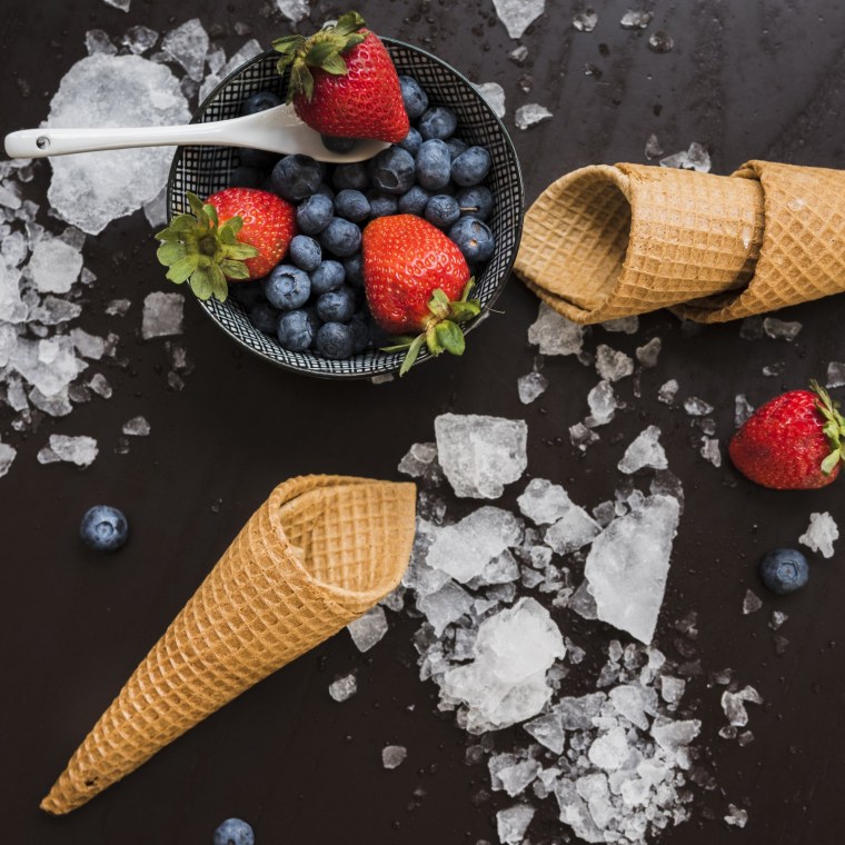 Мороженое на темном фоне