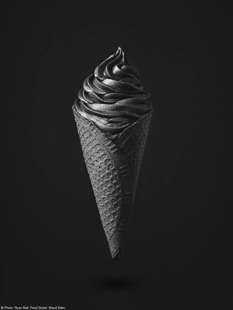 Мороженое на темном фоне