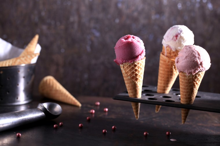 Розовое мороженое в рожке