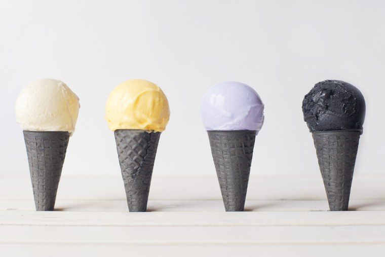 Черное мороженое шарик