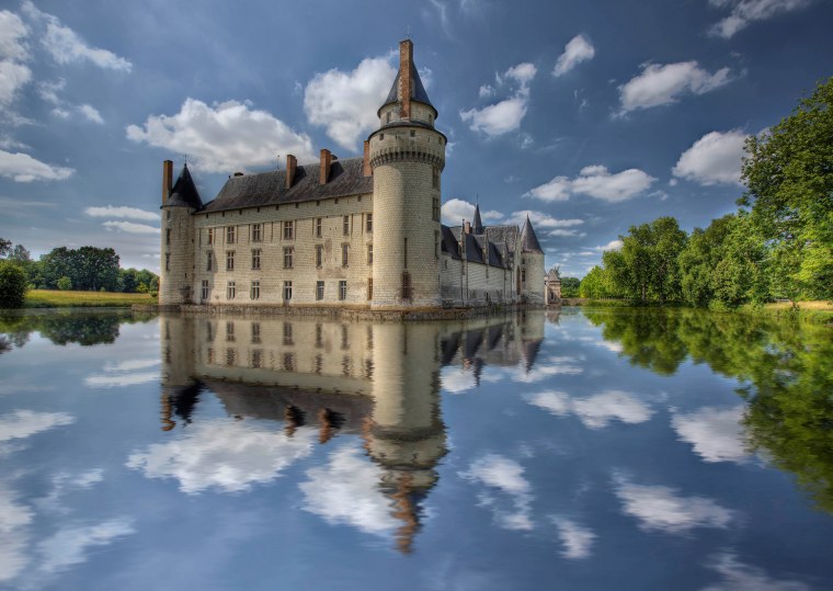 Замок над рекой с мельницей замки Луары