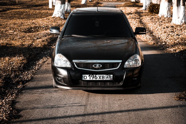 Красная машина Лада Приора