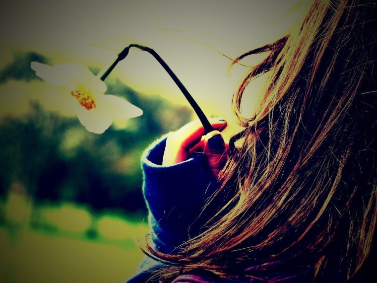 Счастливая девушка со спины