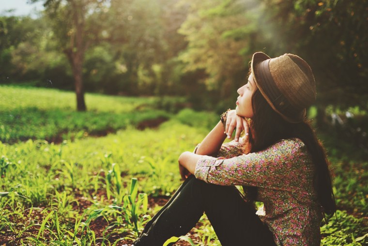 Девушка под красным зонтом море