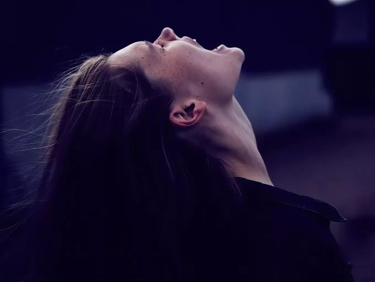 Девушка кричит