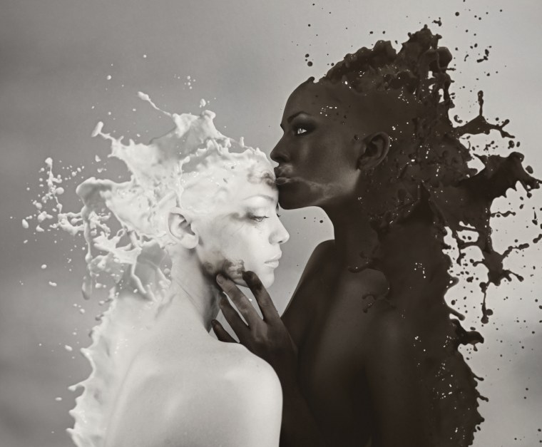 Девушка отпускает птицу