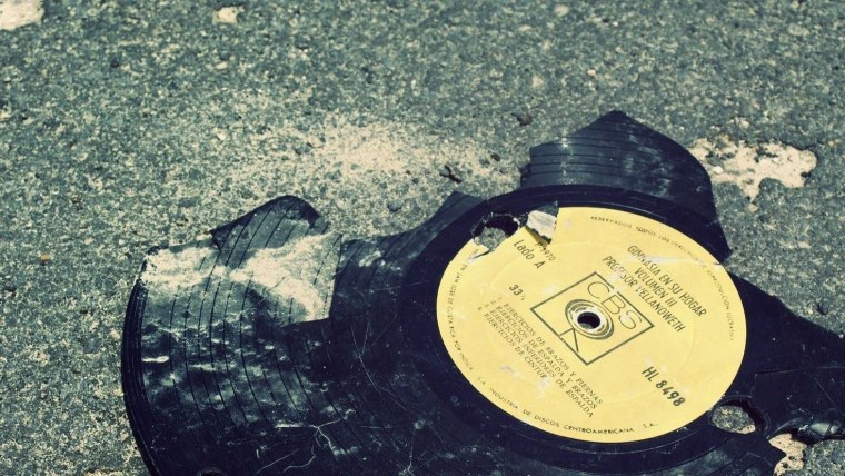 Сломанная виниловая пластинка