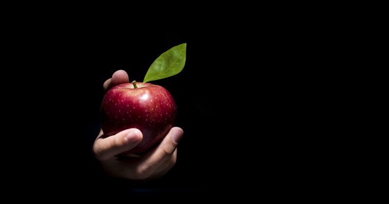 Красное яблоко на черном фоне