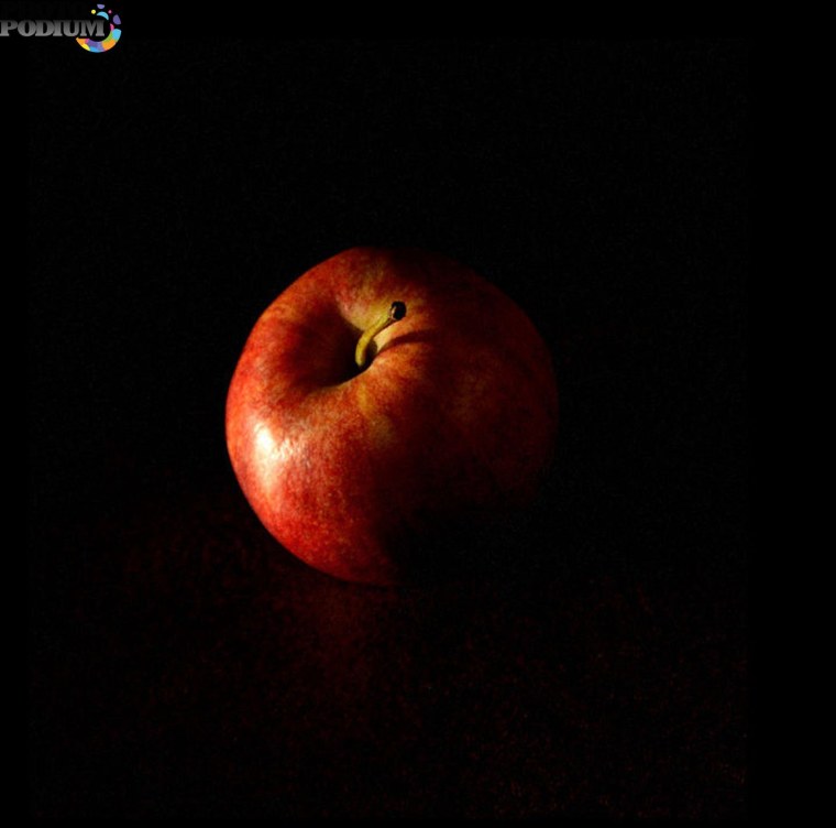 Яблоко на черном фоне