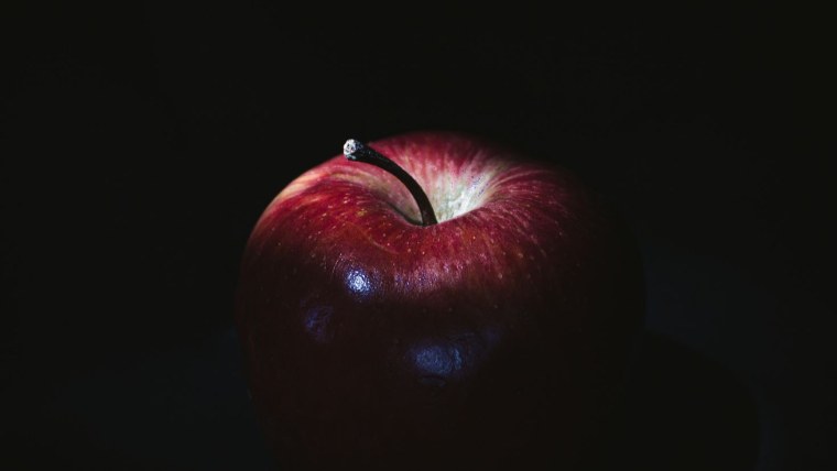 Яблоко на черном фоне