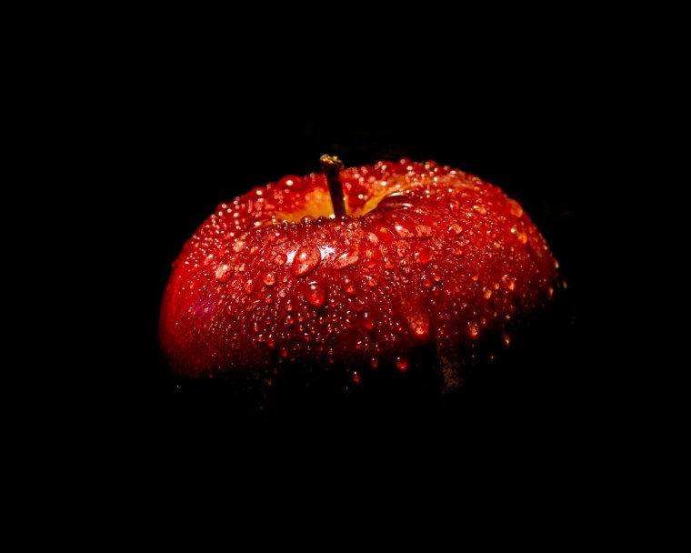 Яблоко на черном фоне