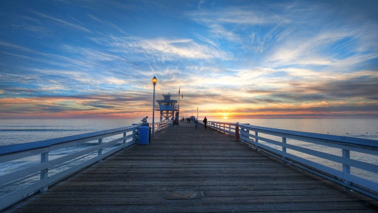 Морской причал на закате