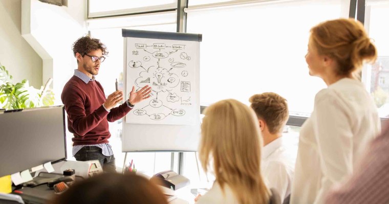 Человек презентует